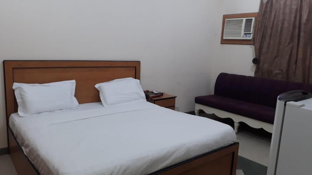 Al Quba Al Thahbia Aparthotel Рияд Екстериор снимка