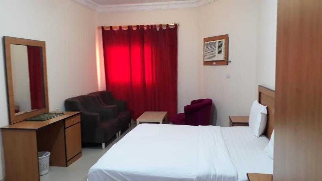 Al Quba Al Thahbia Aparthotel Рияд Екстериор снимка