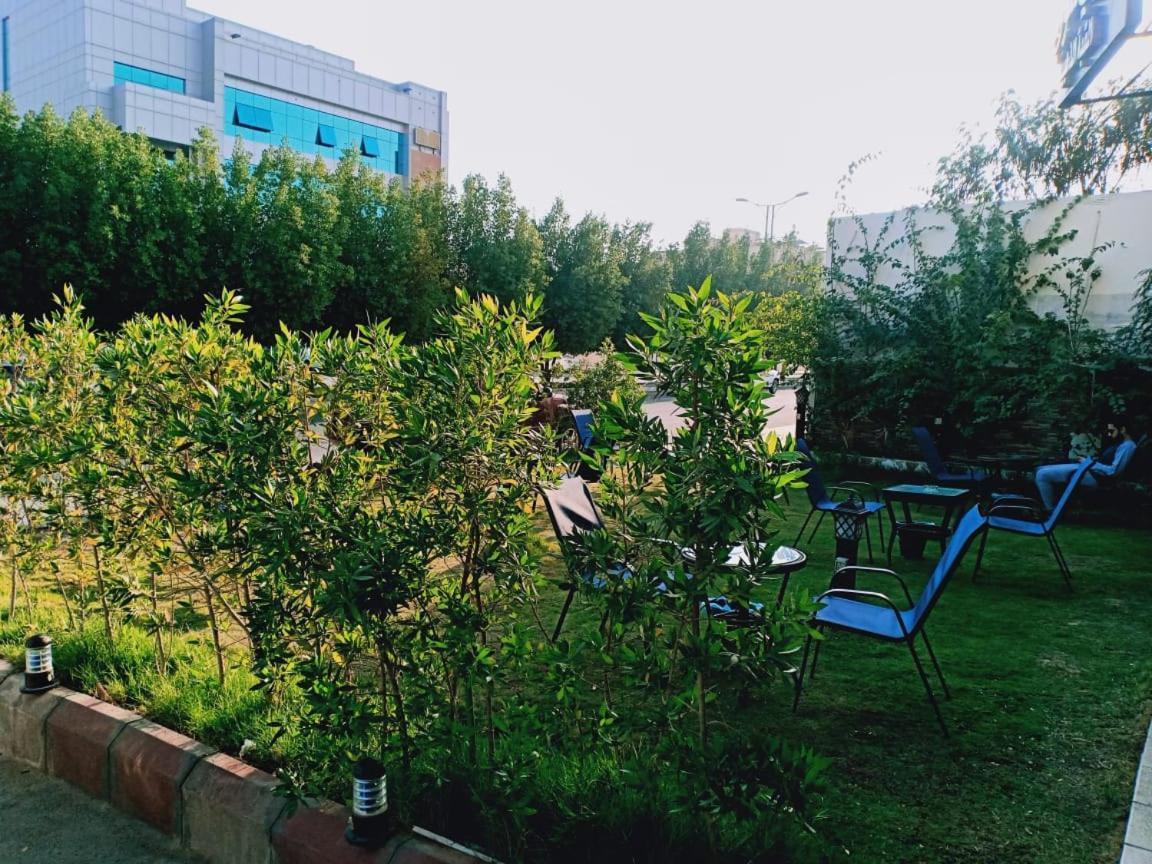 Al Quba Al Thahbia Aparthotel Рияд Екстериор снимка